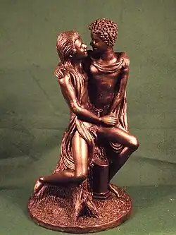 Sculpture contemporaine composite patinée de bronze, représentant Ampélos sur les genoux de Bacchus.