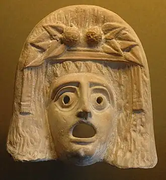 Figurine en terre cuite d'un masque de théâtre représentant Dionysos. Myrina, IIe&nbsp;– Ier&nbsp;siècle av. J.-C. Musée du Louvre.