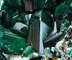 Dioptase et planchéite.