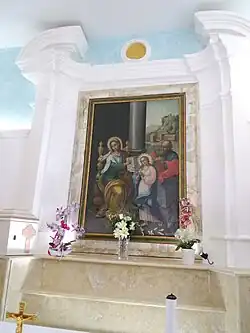 Peinture de sainte Anne derrière le maître-autel.