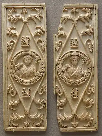 Une imago clipeata sur un diptyque consulaire d'Aréobindus, consul à Rome en 506. Ivoire, H. 34 cm. Musée du Louvre.