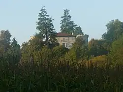 Le château de Dirac vu depuis la vallée de l'Anguienne...