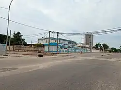 Un bâtiment bas vu de loin.