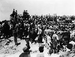 Photographie noir et blanc : une foule.