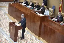 Ángel Garrido à la tribune de l'Assemblée de Madrid.