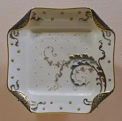 Plat orné par Albert Dammouse (1879).