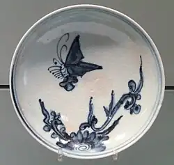 Plat, porcelaine à couverte épaisse et « trous de vers »,bleu sous couverte.vers 1620-1640(Musée Gardiner).