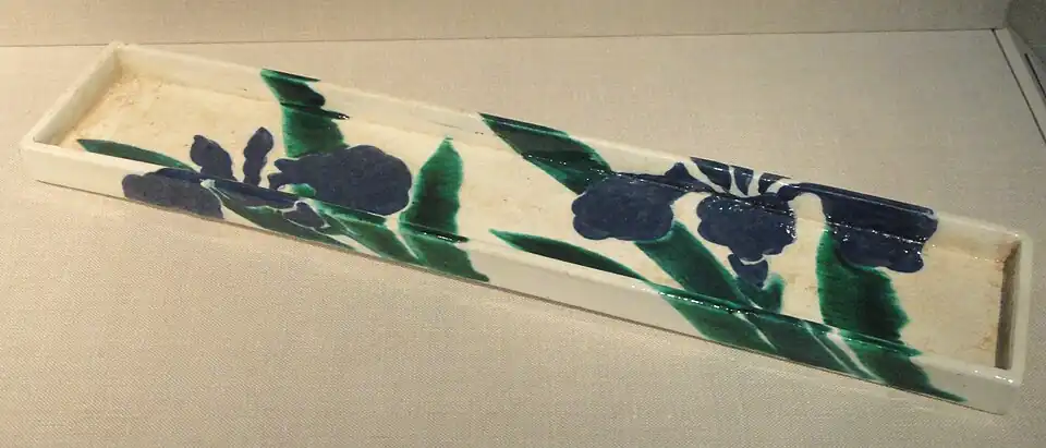 Plat peint sous glaçure transparente par Ogata Ihachi,mi-XVIIIe s. (période Edo), Japon.