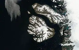 Image satellite de l'île de Disko avec le détroit de Davis à gauche, la baie de Disko en bas et le reste du Groenland à droite.
