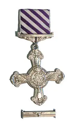 Récipiendaire de la Distinguished Flying Cross.