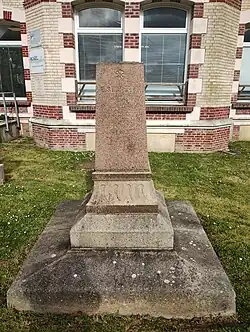 Socle d'une statue portant ancienne un buste