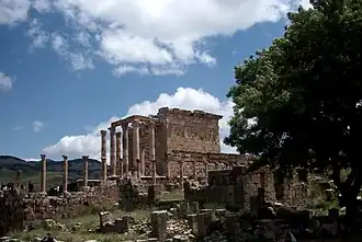 Temple Septimien et vestiges d'une basilique judiciaire, vus de la place.