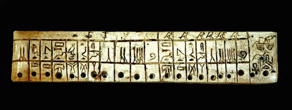 Étiquette d'ivoire trouvée dans les appartements souterrains de la pyramide traditionnellement attribuée à Sekhemkhet et inscrit à droite au nom de Nebty Djeseret-Ânkh-Nebty.