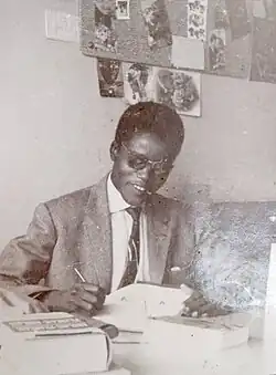 Djibo Hamani jeune à son bureau