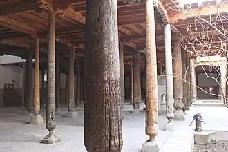 Vue générale de l'intérieur de la mosquée Djouma.