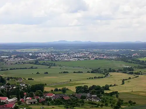 Vue de Mnichovo Hradiště depuis le nord-est(au premier plan : Dneboh).