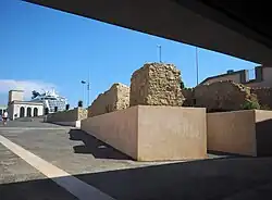 Port de Naples vu depuis la sortie de la station Municipio, avec vue sur les restes des murs du port antique.
