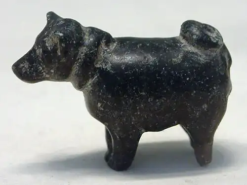 Figurine de chienne.Chlorite, H. 2,75 cmMusée du Louvre