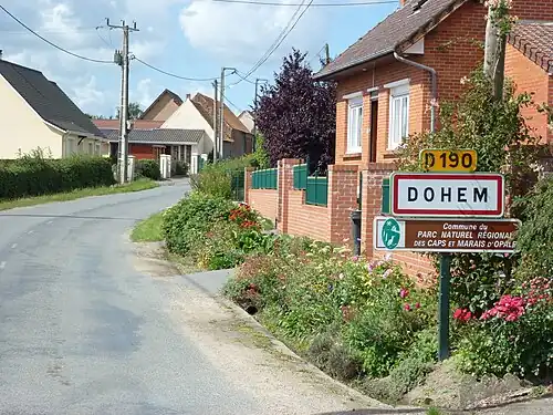 L'entrée de Dohem avec le panneau du parc naturel régional.