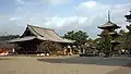 Temple Dōjō-ji (no&nbsp;2 et 3): Hon-dō, le bâtiment principal et la pagode à trois étages.