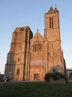 Vue de la façade occidentale et des deux tours inachevées.