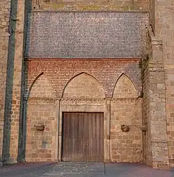 Le portail occidental et sa frise feuillagée.