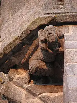 Détail sculpté de la façade occidentale figurant Jean sans Terre.