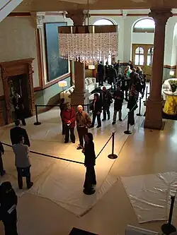 Visiteurs dans le hall d'entrée lors d'une « Opération porte ouverte ».