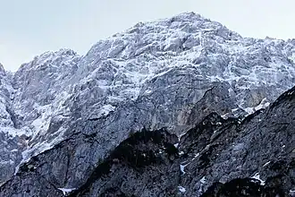 Vue hivernale de la face nord du Dolgi Hrbet depuis la vallée Ravenska Kočna.