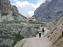 Le refuge Locatelli, et le Sasso di Sesto à gauche.