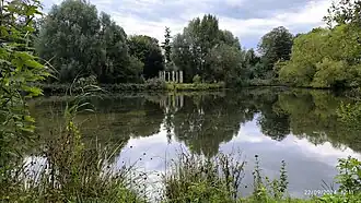Le lac romantique et son temple.