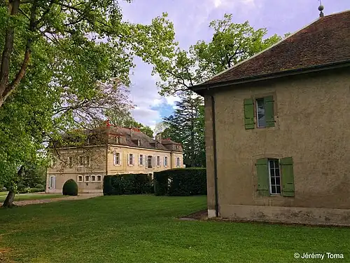 La dépendance nord et le château.