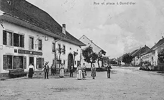 Rue Centrale, avec l'auberge de la Croix-Blanche à gauche, en 1910.