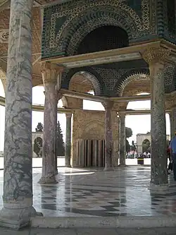 Intérieur du dôme de la Chaîne, avec au fond le mihrab.