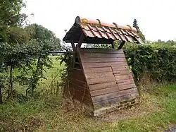 Puits ancien à Petit-Chemin.