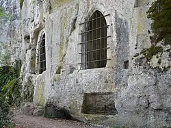 Côté nord, les deux baies et un sarcophage.