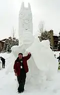 Le sculpteur canadien Michael Lane, posant devant Family Reunion, 1re&nbsp;place du en 2009 à Breckenridge lors de l'International Snow Sculpture Championships.