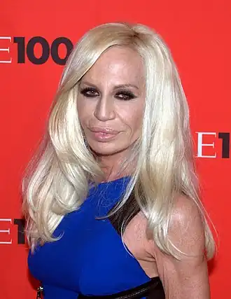 Icesis Couture remporte le Snatch Game de la première saison avec son imitation de Donatella Versace.