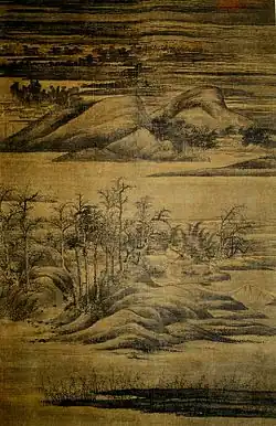 Bocages hivernaux et rivages étagés, vers 950, rouleau vertical, encre et couleurs sur soie, 181,5 × 116,5&nbsp;cm. Institut Kurokawa des cultures anciennes, Hyogo, Japon,.