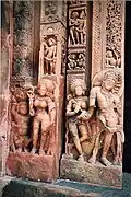 Sculptures des déesses des rivières Gangâ et Yamunâ, sur la porte d'entrée du temple Dashâvatâra de Deogarh, VIe siècle.