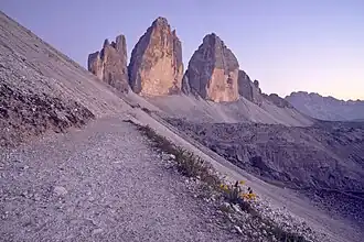Le forcella Lavaredo (2&nbsp;454&nbsp;m) juste au pied des Tre Cime.