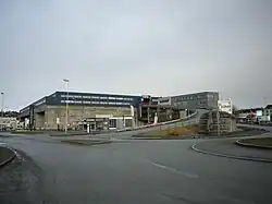 Vue de face complète du complexe.