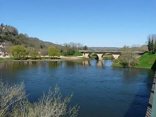 Le confluent de la Vézère (arrivant en face, sous le pont) et de la Dordogne venant de la droite.