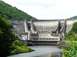Le barrage du Chastang ; la partie gauche est sur Saint-Martin-la-Méanne.