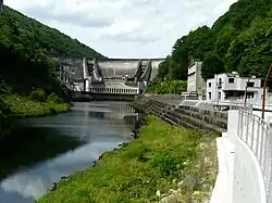 Le barrage du Chastang et la Dordogne, vus depuis la rive de Servières-le-Château.