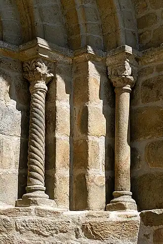Dore-l'Église : colonnes.
