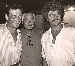 Philippe Léotard en 1985 avec le réalisateur Miklós Jancsó (au centre) et le producteur Doron Eran, pendant le tournage de L'Aube