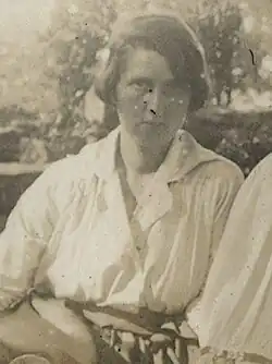 Photographie en tons sépa du visage d'une jeune femme.