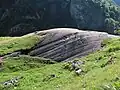 Stries glaciaires sur un dos de baleine dans la vallée du Doron de Champagny en France.