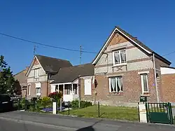 Habitations groupées par trois.